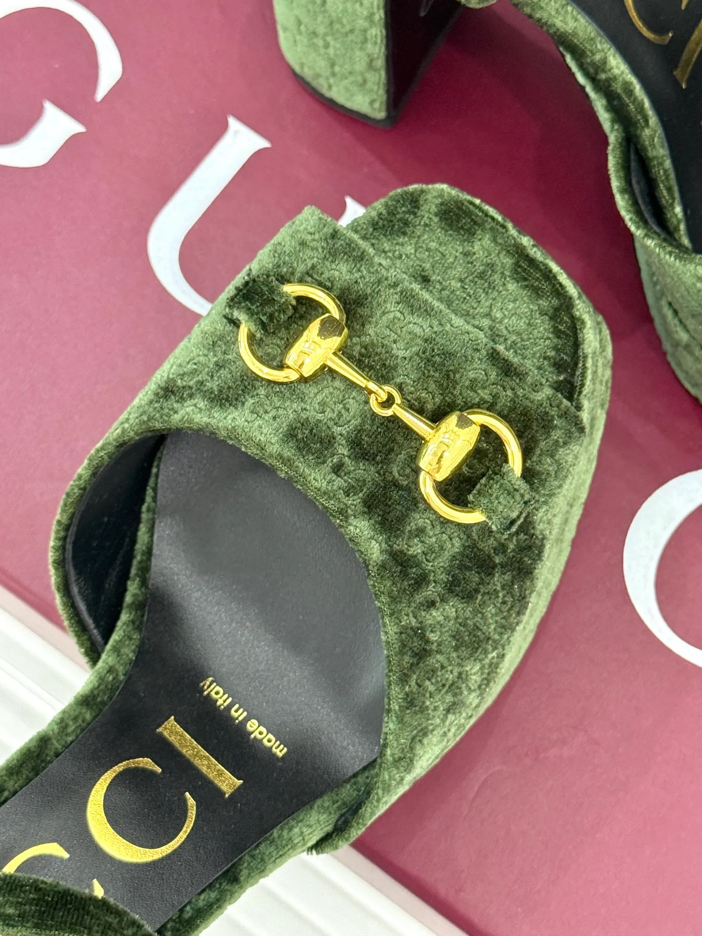 👟👟Ex-factory price 660👟👟 Gucci/Gucci classic horsebit pointed velvet square toe waterproof platform high-heeled sandals When the classic horsebit meets velvet texture, these sandals have become synonymous with elegance and individuality. The square toe design breaks the sharpness of the pointed toe and adds a bit of retro laziness. The delicate velvet upper feels luxurious and shows a high-end texture with the flow of light and shadow. Every step brings a gentle aura. The iconic metal horsebit embellishes the shoe body, instantly awakening brand recognition and cleverly blending retro style with modern fashion. The golden ratio of waterproof platforms and high heels not only lengthens the leg lines but also reduces walking pressure, allowing elegance without compromising comfort. Whether worn with a gorgeous dress to attend a dinner party or paired with retro jeans for a daily look, it can easily hold the spotlight and become the finishing touch in the look, highlighting unique taste and extraordinary style. The fabric is made of original customized velvet and the inner pads are all sheepskin. Heel height: 10.8 Water platform: 3.3 Italian imported genuine leather outsole size: 35-39 (40/41/42 customized)